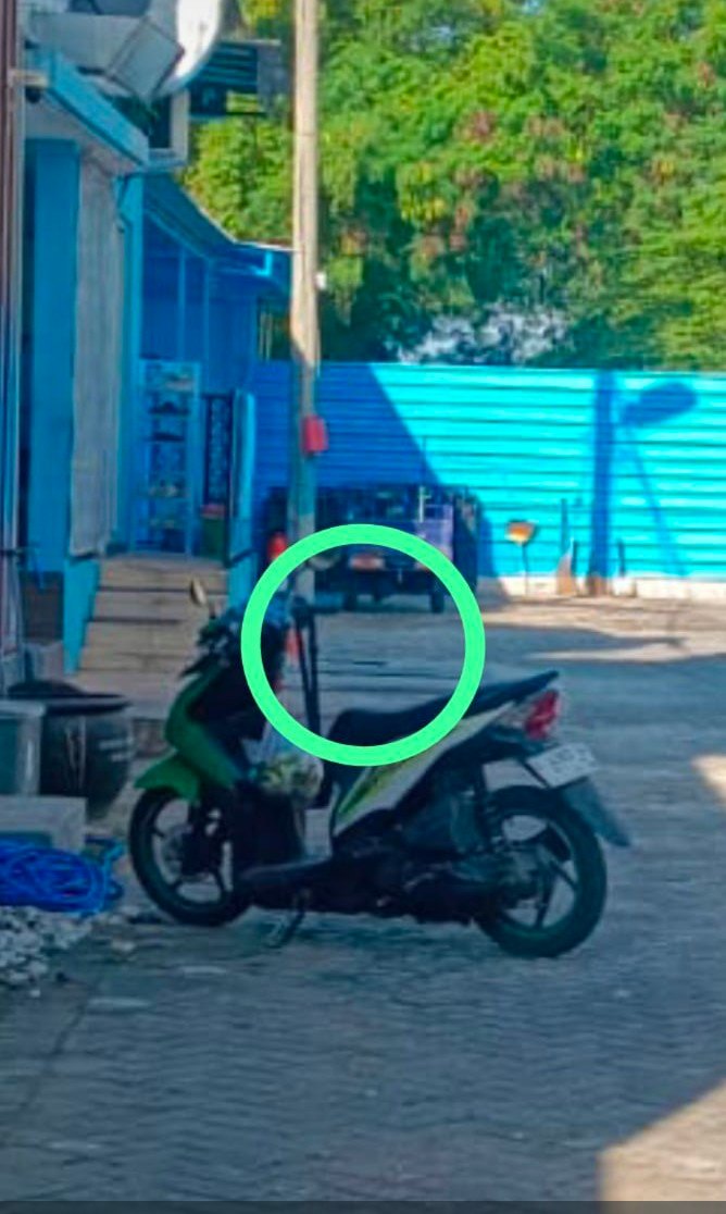 Lingkaran biru adalah fasilitas umum dirusak untuk letak tangki air limbah yang merusak paving